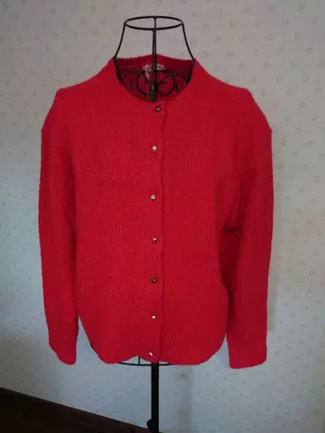 빨간색 버튼 달린 긴팔 가디건