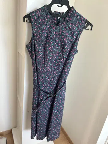 꽃무늬 슬리브리스 원피스