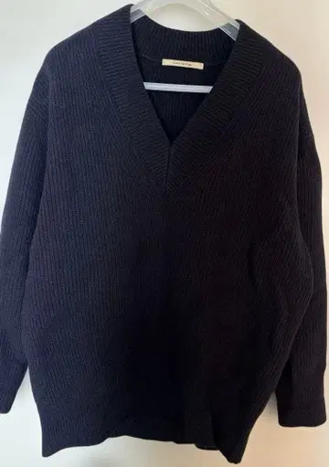 캘런솔로지 V넥 니트