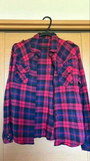 빨간색과 검은색 체크 무늬 긴팔 셔츠