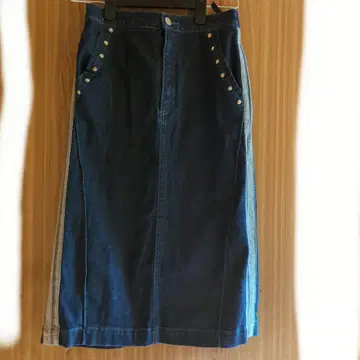 토리이 유키 씨의 데님 스커트