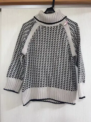 터틀넥 니트 화이트와 블랙