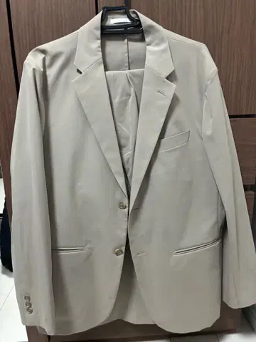 [ 유니클로 ] 남성용 베이지 수트 자켓과 팬츠