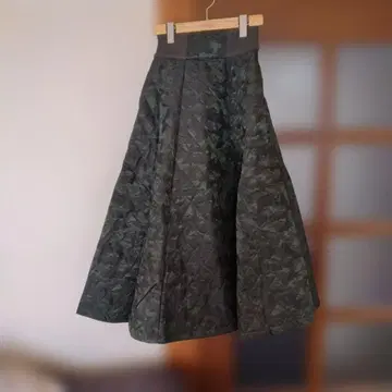 [ 새상품 ] 카모 패턴 퀼팅 플레어 스커트