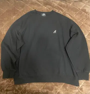 블랙 자수 로고 크루넥 맨투맨