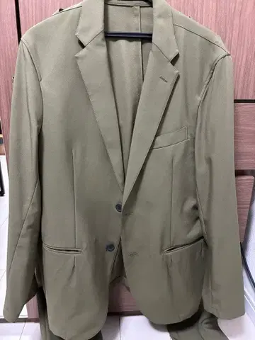 올리브색 정장 자켓과 팬츠 세트