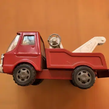 당시 제작된 양철 빨간색 윈치 포함 트럭 완구