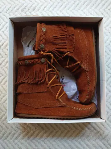 MINNETONKA(미네통카) 더블 프린지 트랜서 부츠 브라운