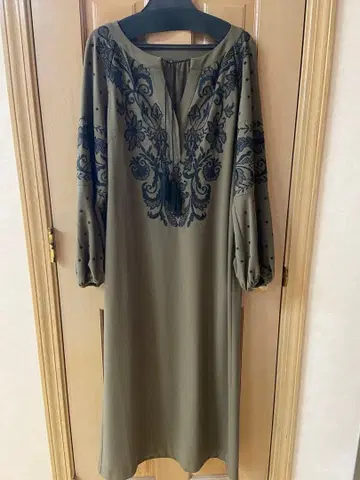 그레이스 콘티넨탈 올리브 그린 자수 원피스