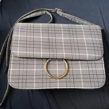 체크 무늬 숄더백