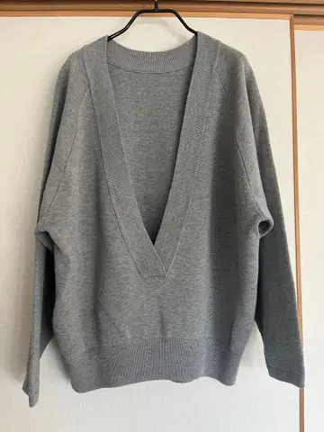 그레이 V넥 긴팔 니트