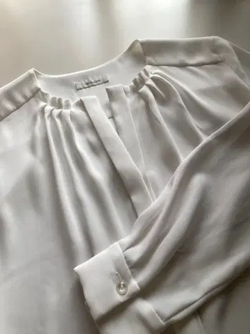 화이트 긴팔 셔츠 프론트 플리츠