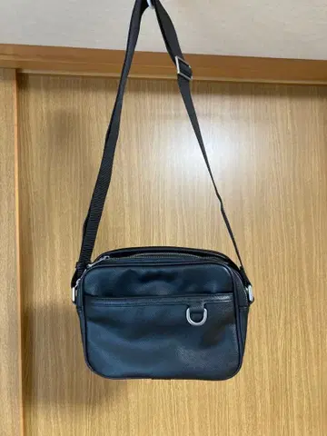 ZARA 블랙 숄더백 합성 피혁 앞면 뒷면 포켓 부착