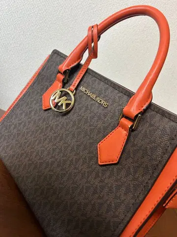 MICHAEL KORS 로고 포함 핸드백