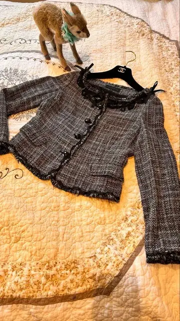 MOGA 리본과 모티브 장식이 귀여운 트위드 자켓 소매와 밑단 리본 활용