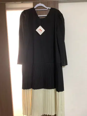 블랙/아이보리 플리츠 원피스