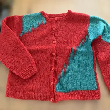 빨간색과 청록색의 니트 가디건