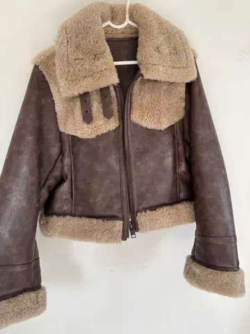 브라운 인조 모피 포함 숏 무스탕 코트