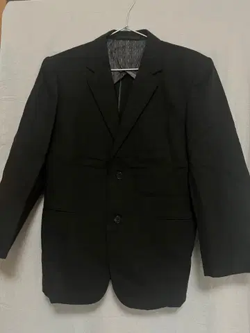 블랙 자켓 2개 버튼