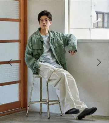 크림색 카고 팬츠 포켓 부착