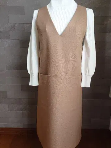 베이지 V넥 점퍼 스커트