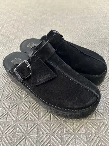 Clarks Originals 블랙 스웨이드 사보 샌들