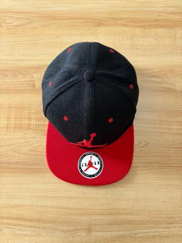 점프맨 로고 야구 모자 블랙/레드