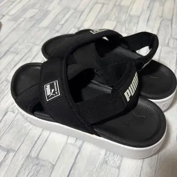 PUMA 블랙 샌들 통굽