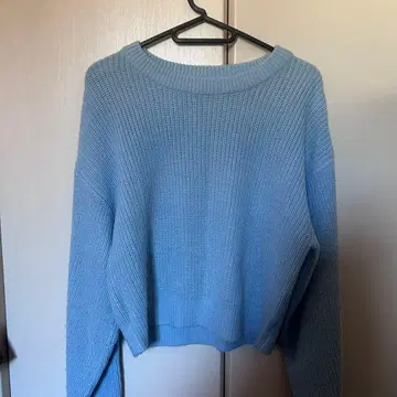 라이트 블루 크루넥 니트 긴팔