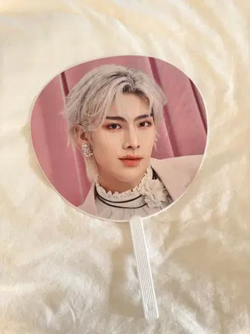 ZEROBASEONE 리키 부채 흔들흔들