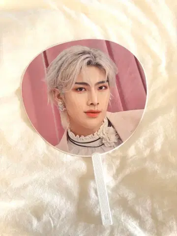 ZEROBASEONE 리키 부채 흔들흔들