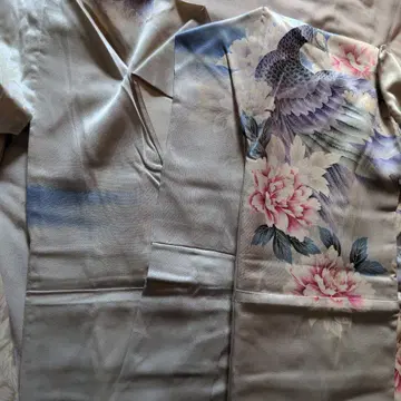 꽃무늬와 새 자수의 후리소데 화이트 계열과 블루 계열