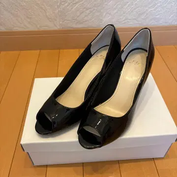 Fin 블랙 에나멜 오픈토 웨지 힐 펌프스