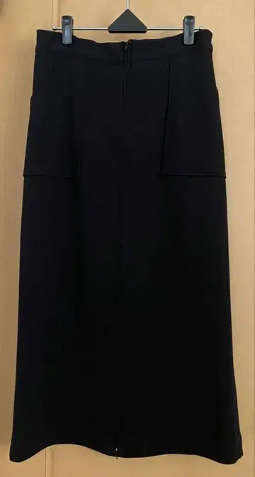 블랙 타이트 스커트 지퍼 포함 슬릿 있음