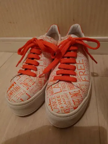 FREELANCE 화이트 오렌지 스니커즈