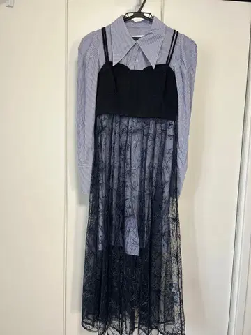 레이스 스커트가 달린 스트라이프 셔츠 드레스