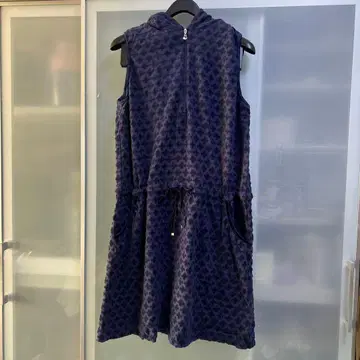 adabat 벨벳 후드 부착 네이비 원피스