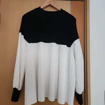 블랙과 화이트 플리츠 디자인 긴팔 니트 상의