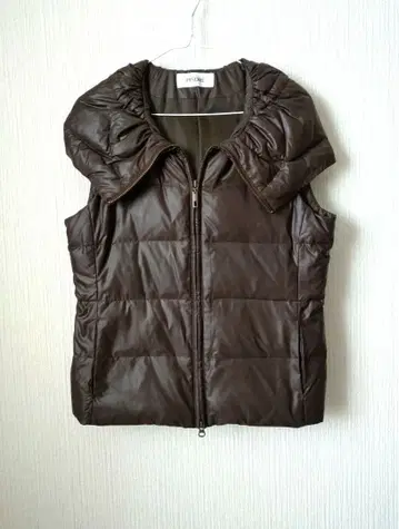 PINORE 후드 부착 다운 베스트 차콜 브라운