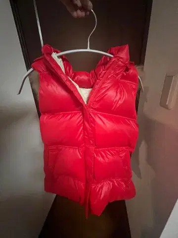 빨간색 후드 부착 다운 베스트 퍼 포함