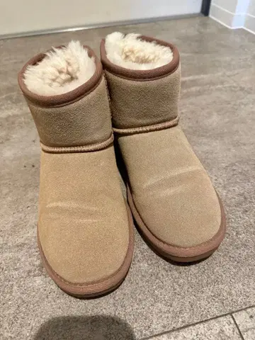 MINNETONKA 베이지 어그 부츠