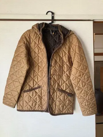 LAVENHAM 퀼팅 자켓 후드 부착 베이지