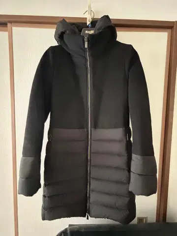 무레르 후드 부착 블랙 다운 자켓