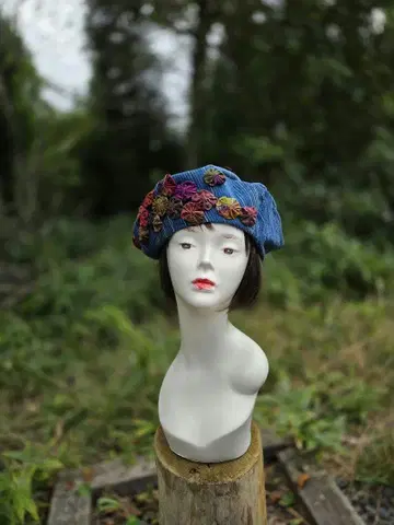 자수가 놓인 파란색 코튼 베레모