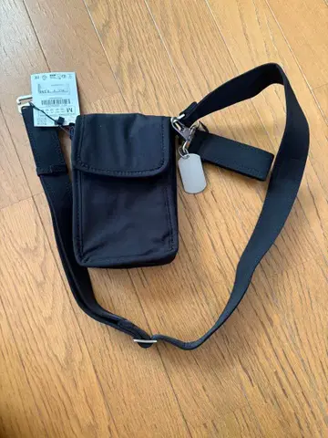 미사용 새상품 블랙 나일론 숄더백 M 사이즈
