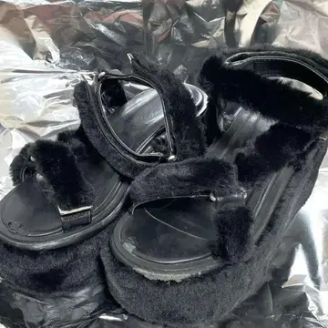 [ 중고 ] 퍼 포함 통굽 샌들 L 사이즈