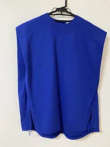 하이크 슬리브리스 상의 파랑 블루 밑단 지퍼 포함 슬리브리스