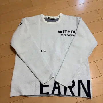 화이트 텍스트 프린트 니트 스웨터