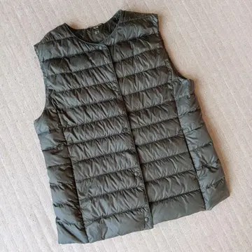 유니클로 올리브색 경량 노카라 다운 자켓 L