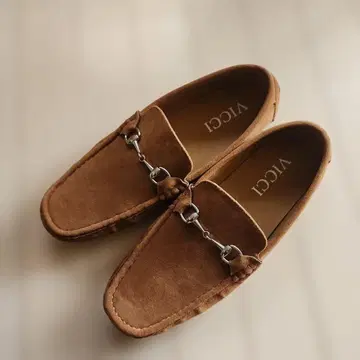 VICCI 브라운 비트 로퍼